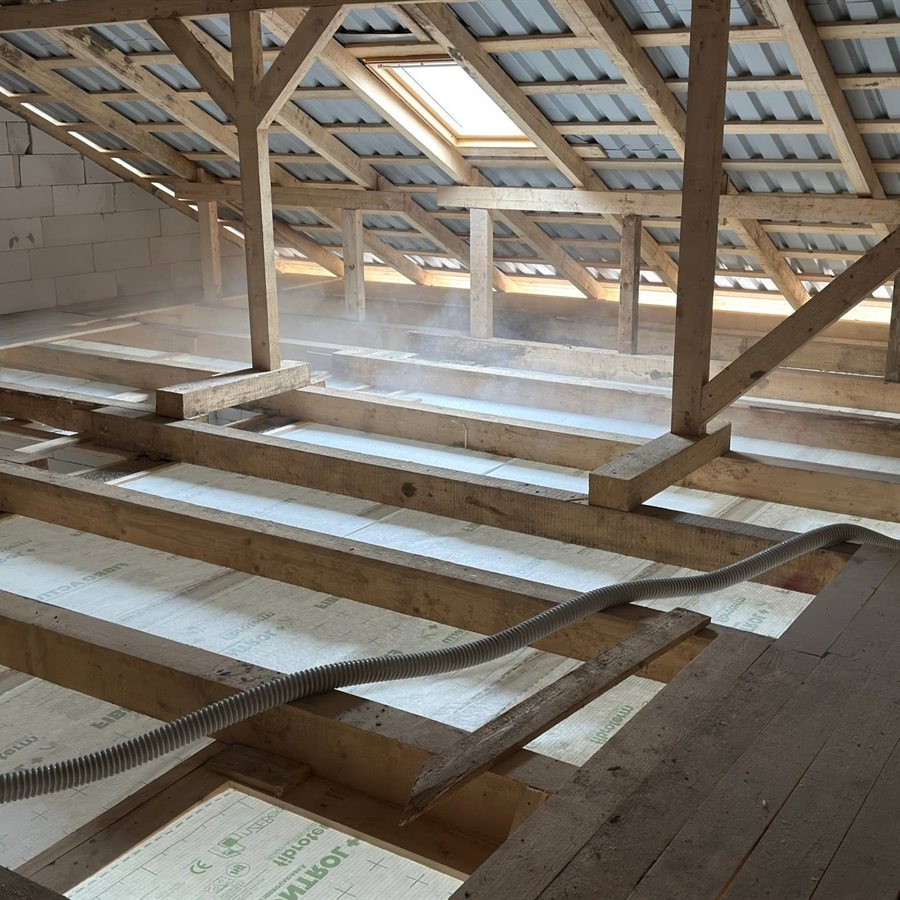 Strat de fibre de celuloză insuflat în pod, lucrare EcoPlus