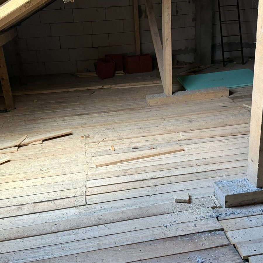 Structură de lemn pregătită pentru izolarea cu celuloză, lucrare EcoPlus